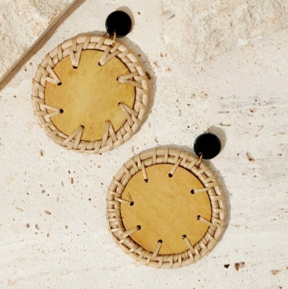 Wood circle earrings - Picture 3 of 9